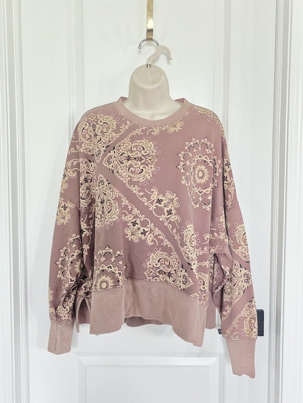 NWOT American Eagle Outfitters Mauve Paisley Print Crewneck Sweatshirt Sz XS